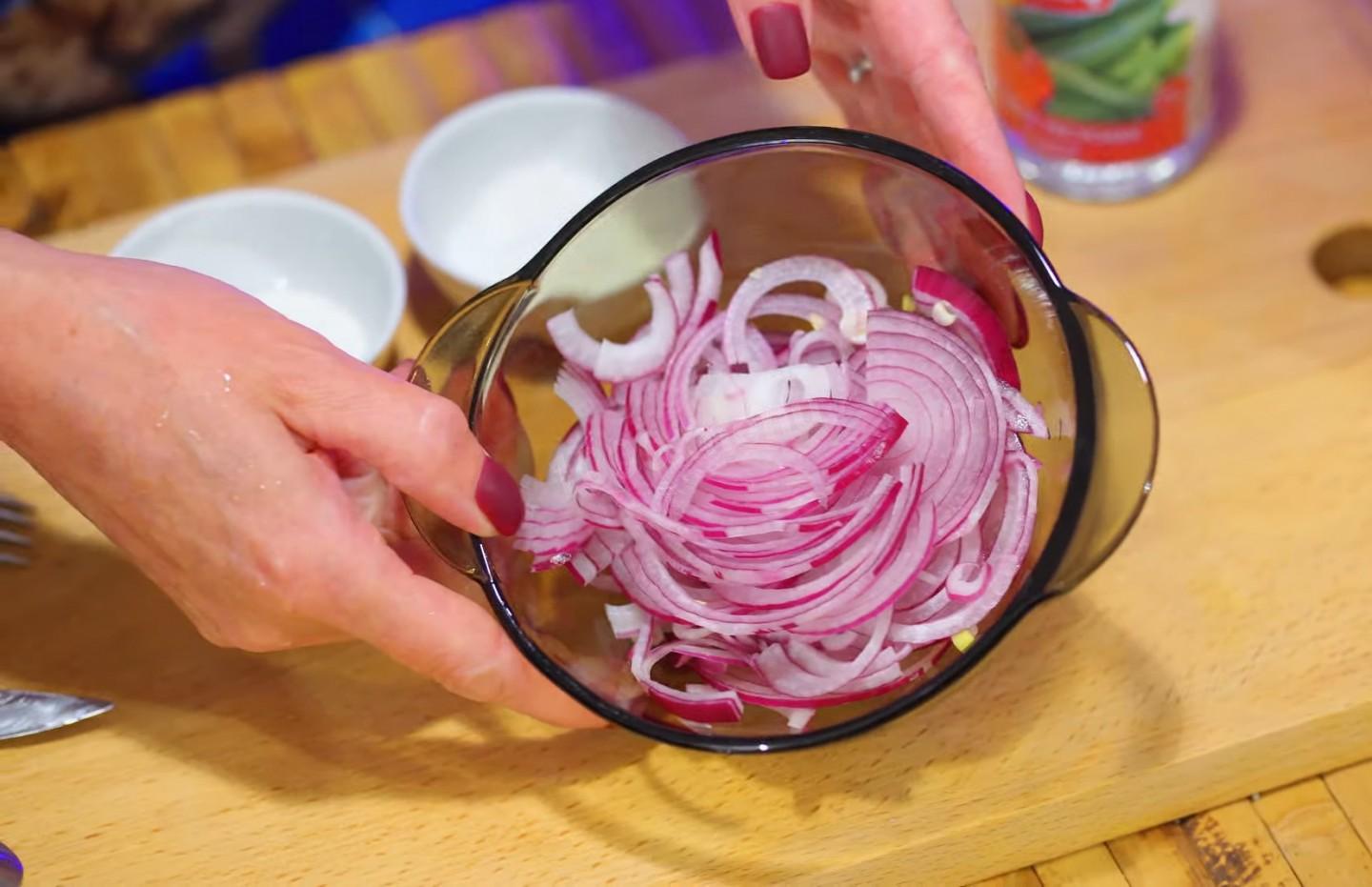 Шаг 23 приготовления Салаты из куриной грудки с ананасами, шампиньонами  и сыром
