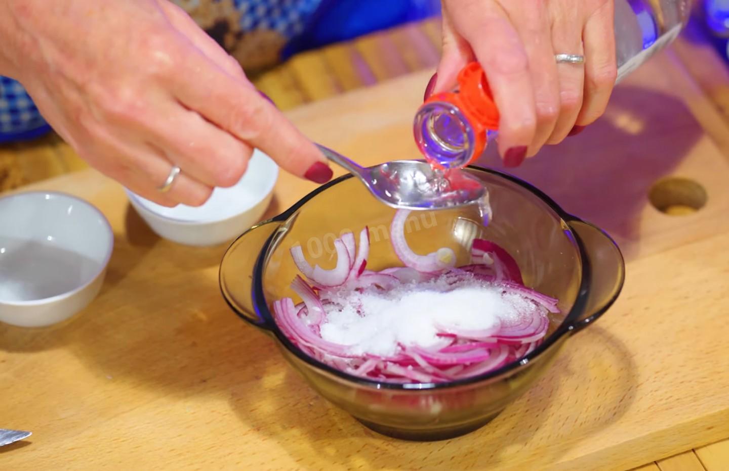 Шаг 25 приготовления Салаты из куриной грудки с ананасами, шампиньонами  и сыром