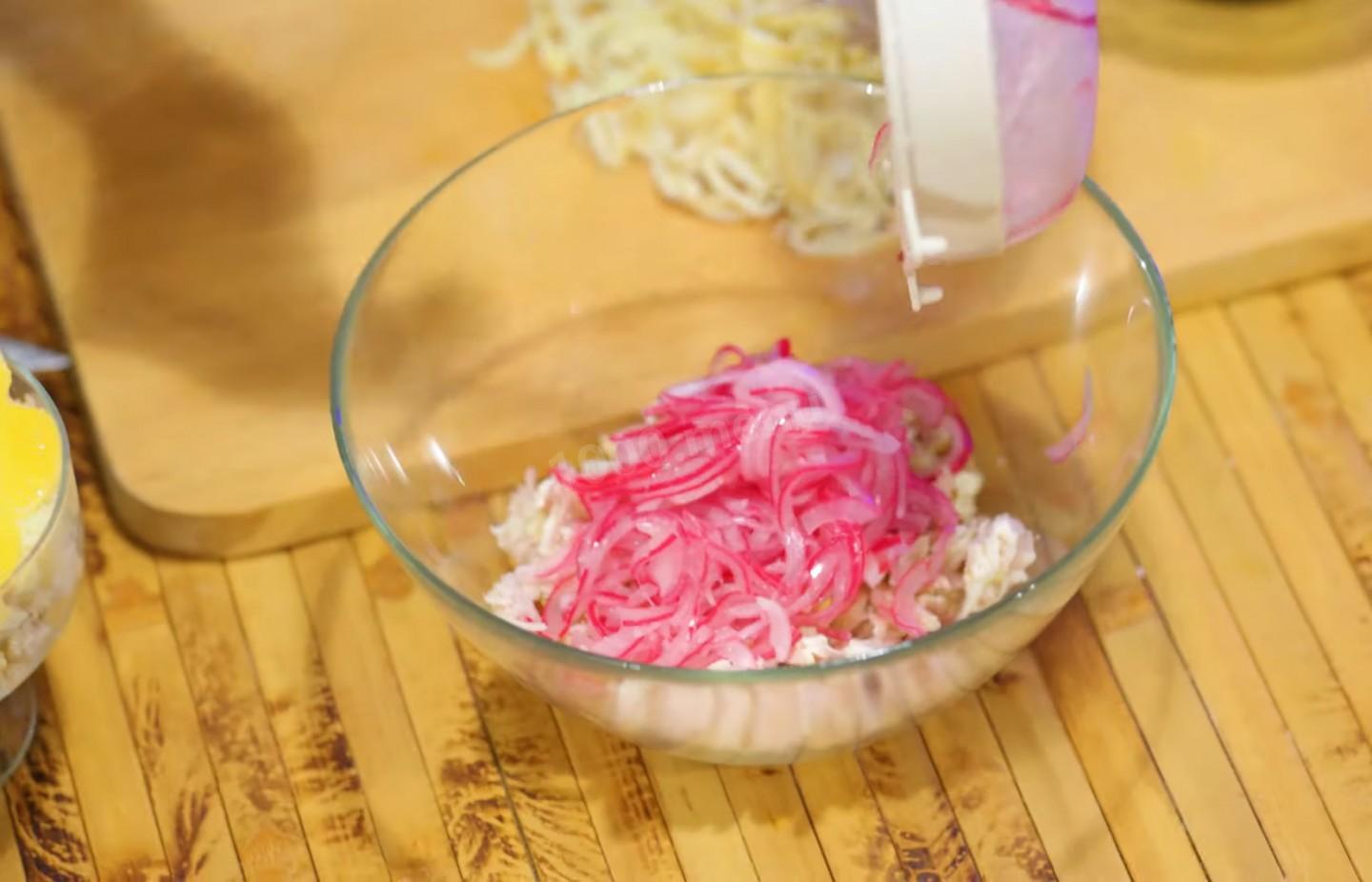 Шаг 33 приготовления Салаты из куриной грудки с ананасами, шампиньонами  и сыром