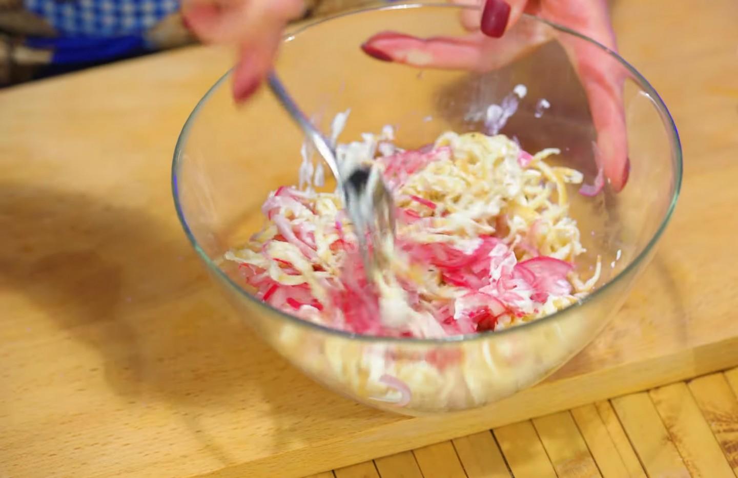 Шаг 35 приготовления Салаты из куриной грудки с ананасами, шампиньонами  и сыром