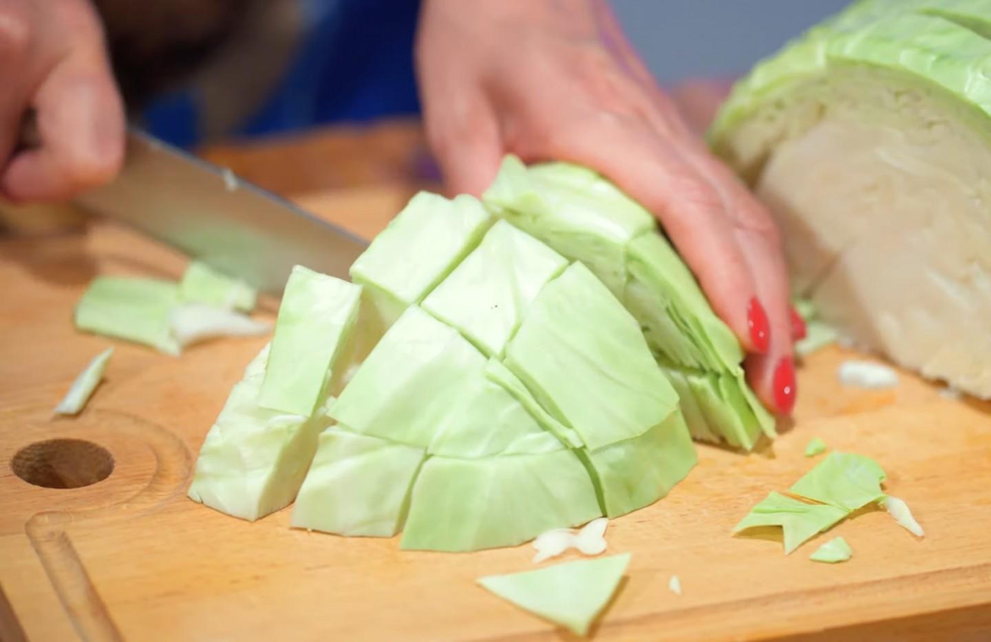 Шаг 2 приготовления Салат из капусты с морковью и луком по-корейски