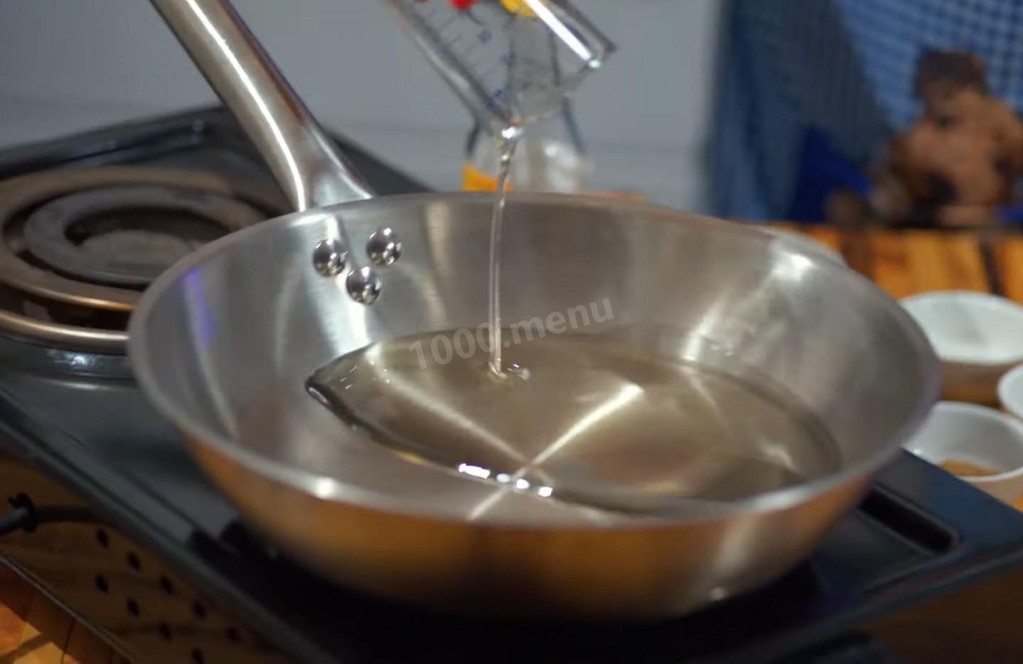 Шаг 6 приготовления Салат из капусты с морковью и луком по-корейски