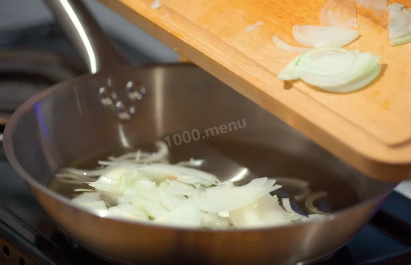 Шаг 7 приготовления Салат из капусты с морковью и луком по-корейски