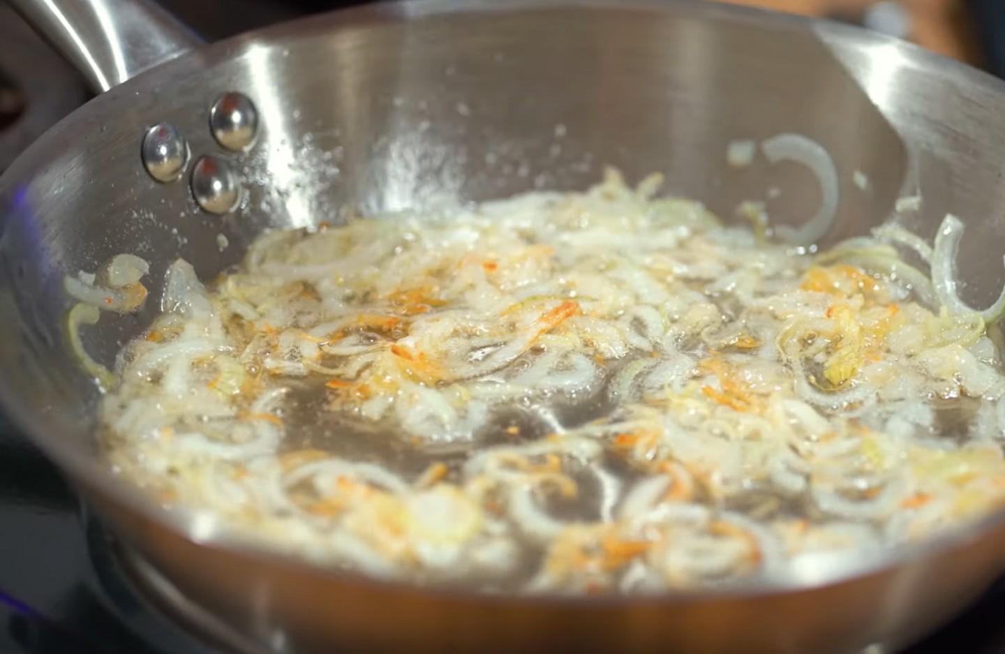 Шаг 8 приготовления Салат из капусты с морковью и луком по-корейски