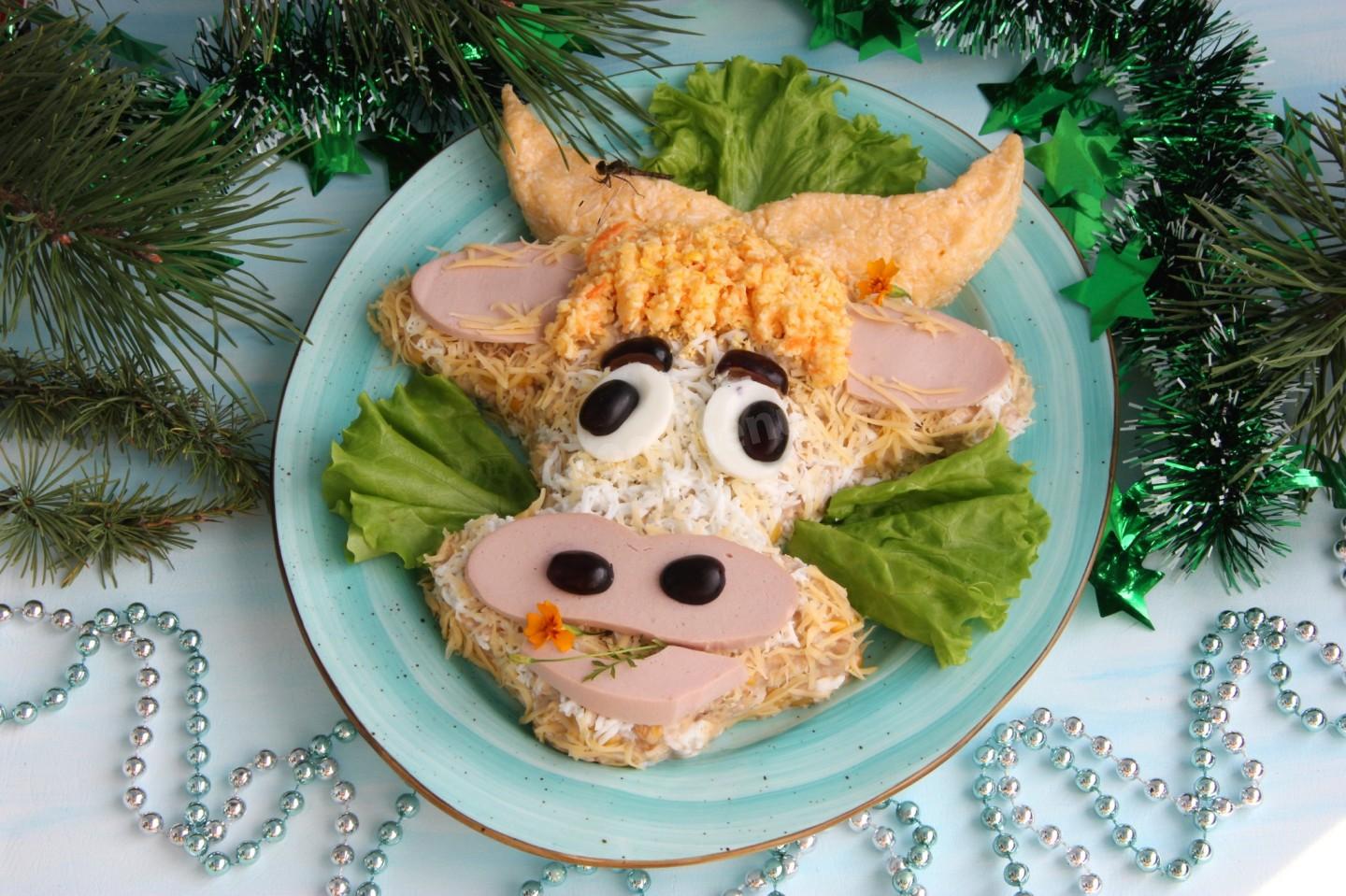Шаг 10 приготовления Салат Бык с курицей и ананасами
