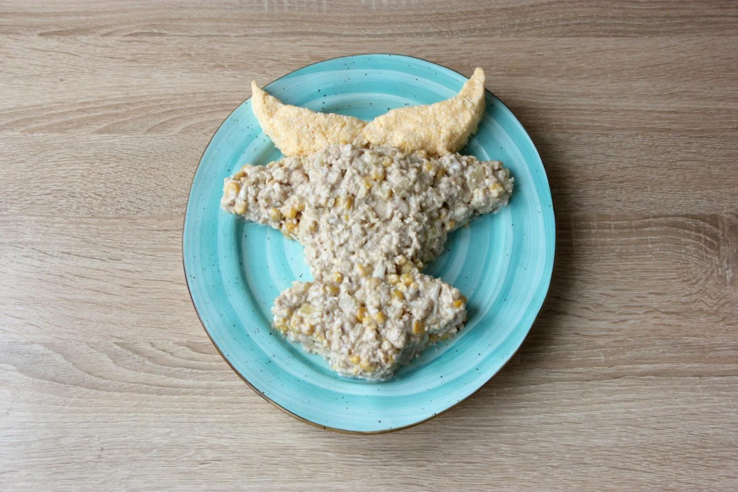 Шаг 8 приготовления Салат Бык с курицей и ананасами