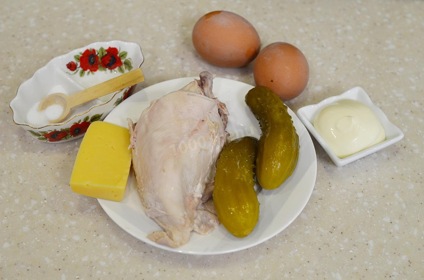 Шаг 1 приготовления Салат с курицей, сыром и маринованными огурцами