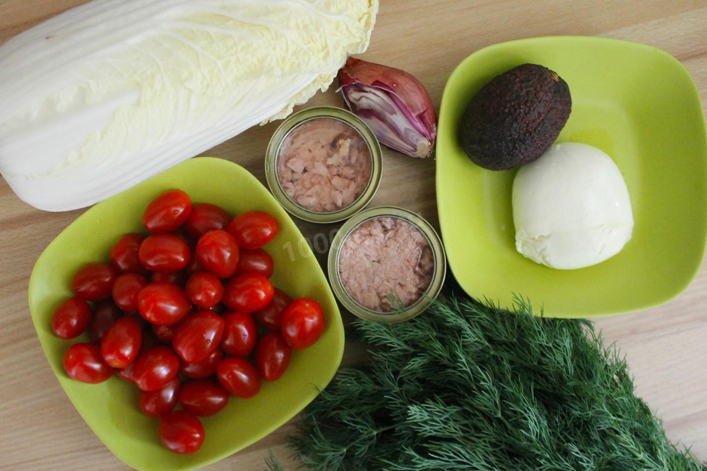 Шаг 1 приготовления Салат с тунцом, пекинской капустой, авокадо и черри