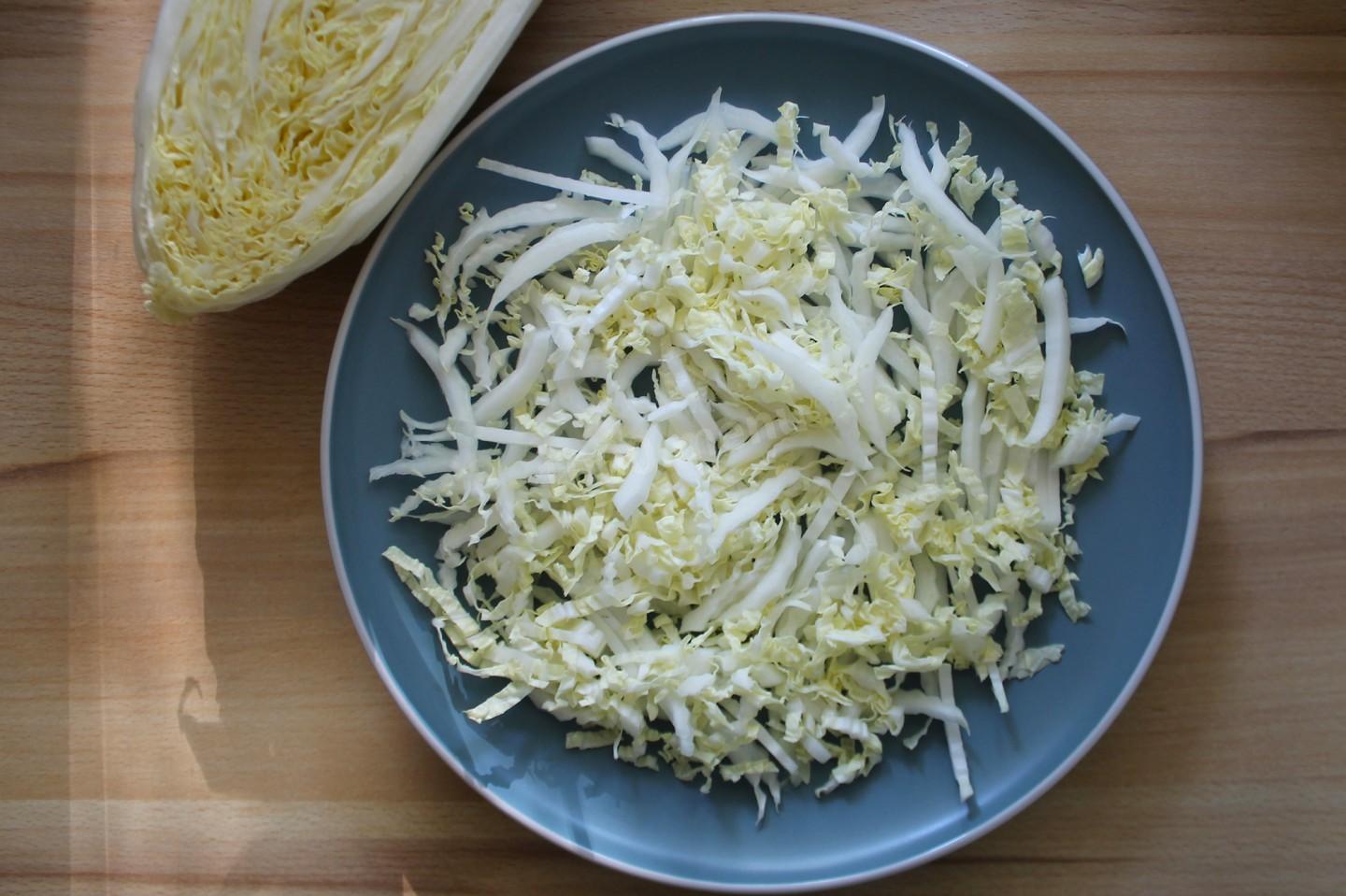Шаг 2 приготовления Салат с тунцом, пекинской капустой, авокадо и черри
