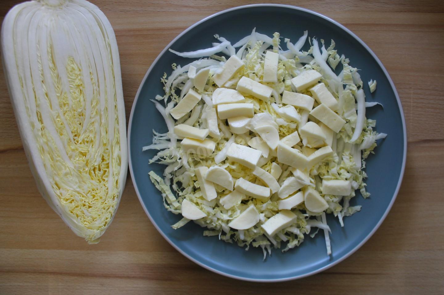 Шаг 3 приготовления Салат с тунцом, пекинской капустой, авокадо и черри