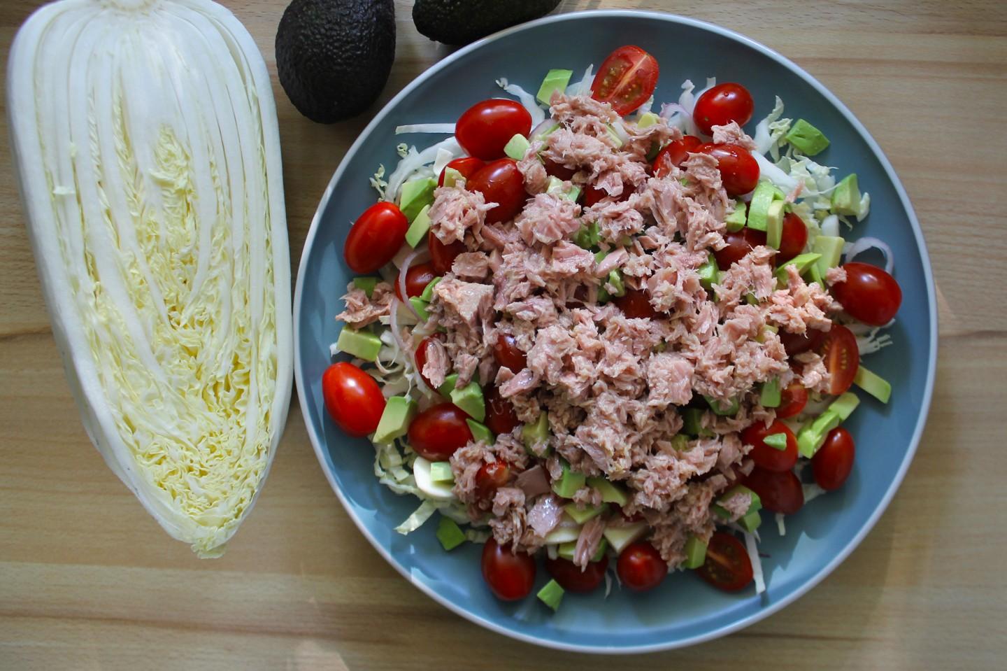 Шаг 6 приготовления Салат с тунцом, пекинской капустой, авокадо и черри