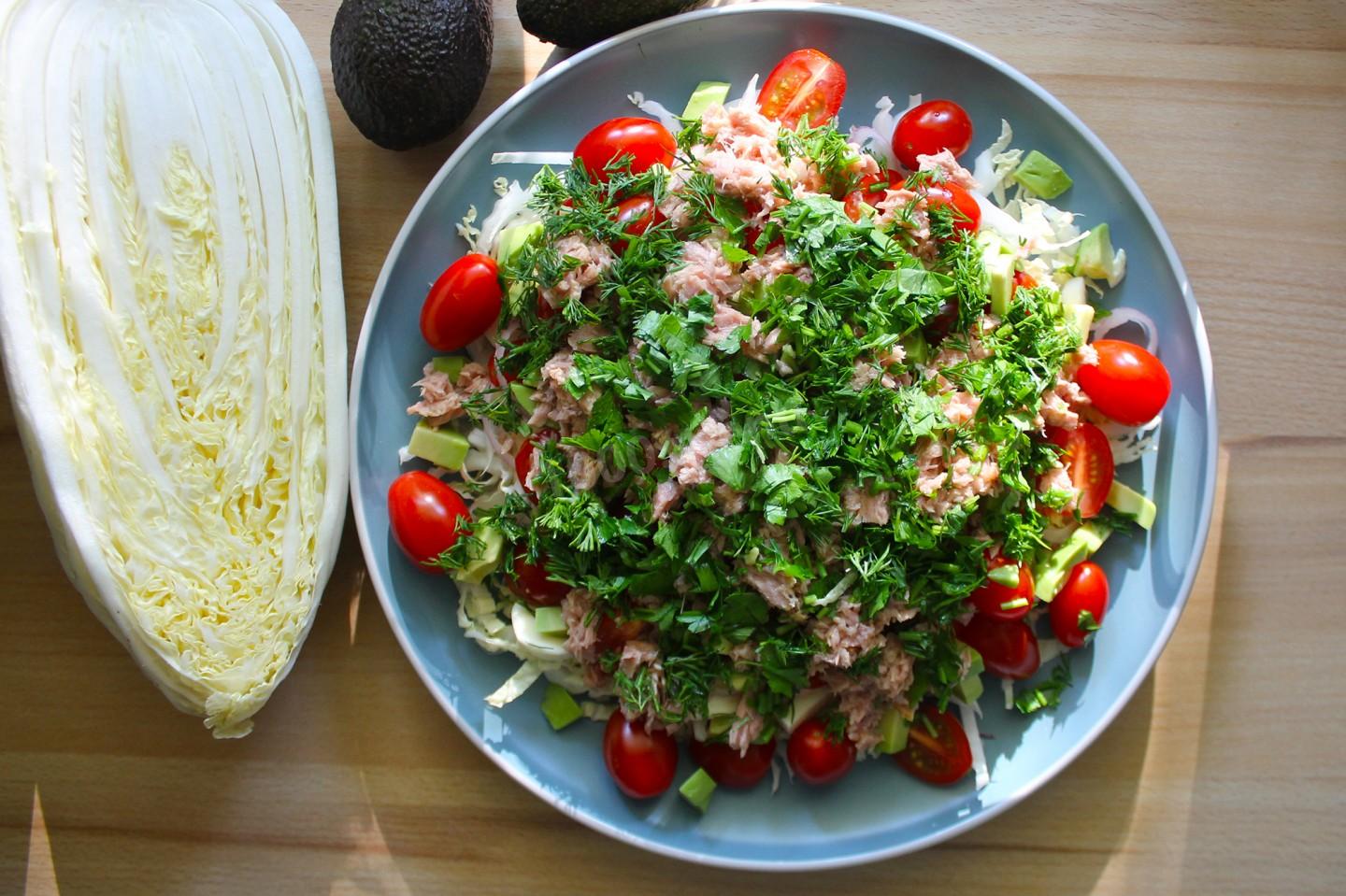 Шаг 7 приготовления Салат с тунцом, пекинской капустой, авокадо и черри