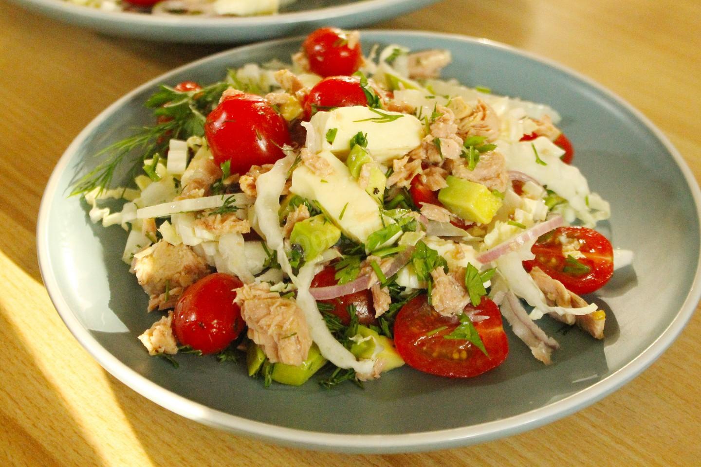 Шаг 8 приготовления Салат с тунцом, пекинской капустой, авокадо и черри