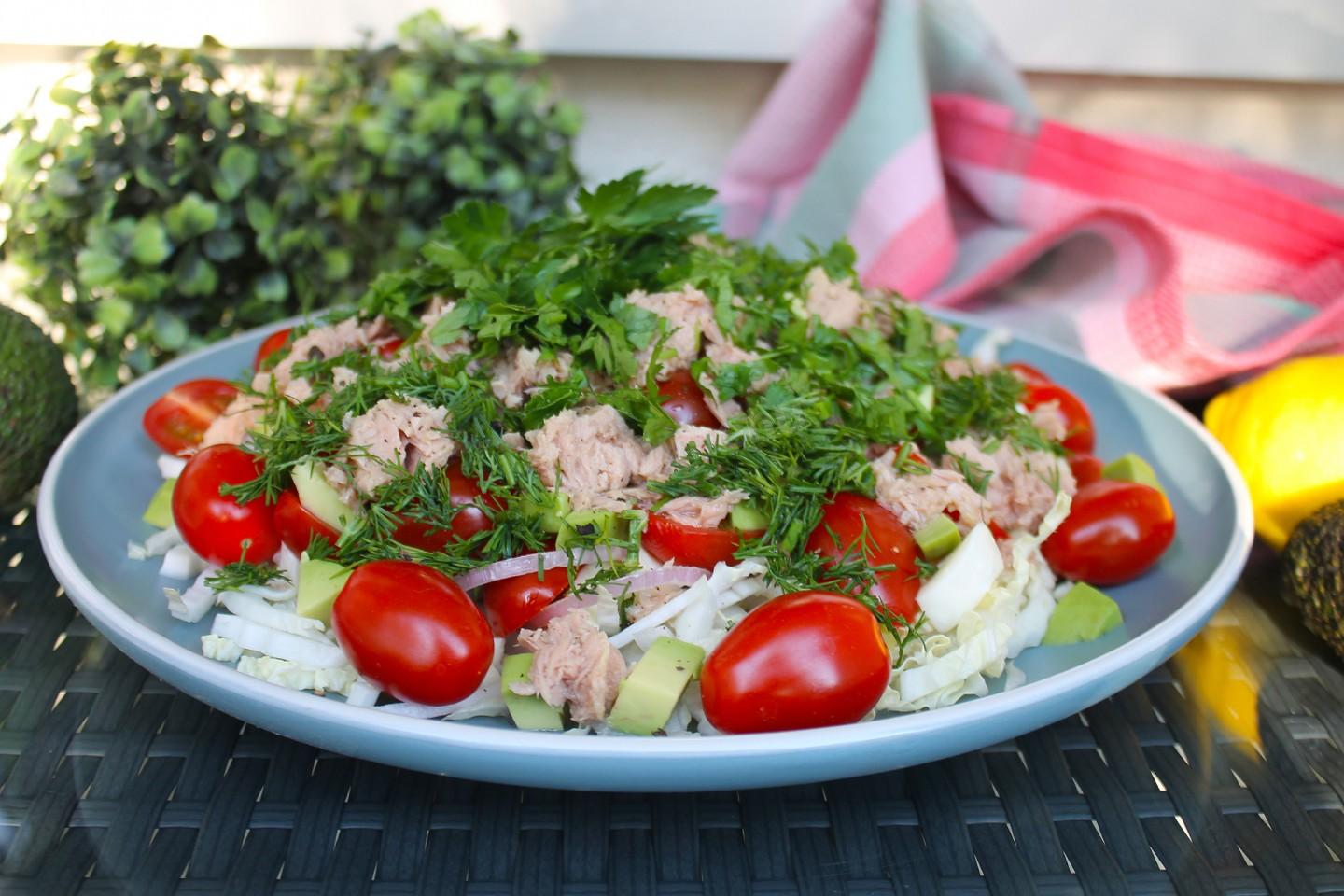 Обложка рецепта Салат с тунцом, пекинской капустой, авокадо и черри
