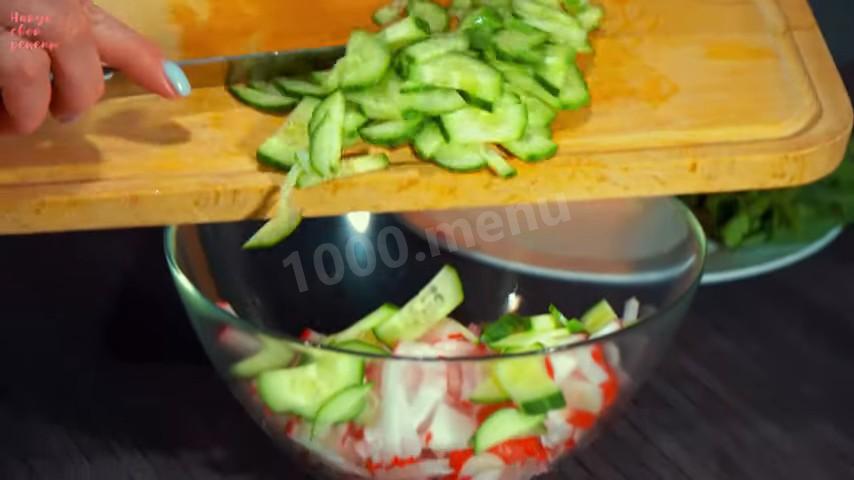 Шаг 4 приготовления Летний овощной салат с консервированной кукурузой