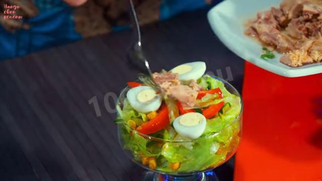 Шаг 15 приготовления Салат с консервированным тунцом, кукурузой и яйцом