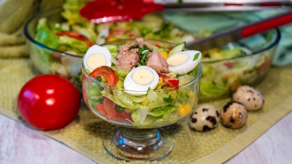 Обложка рецепта Салат с консервированным тунцом, кукурузой и яйцом