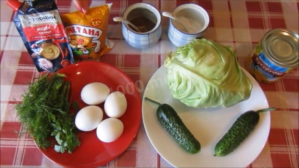 Шаг 1 приготовления Салат из молодой капусты с кукурузой и огурцами
