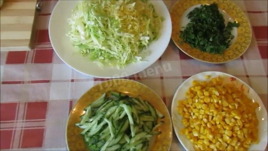 Шаг 2 приготовления Салат из молодой капусты с кукурузой и огурцами