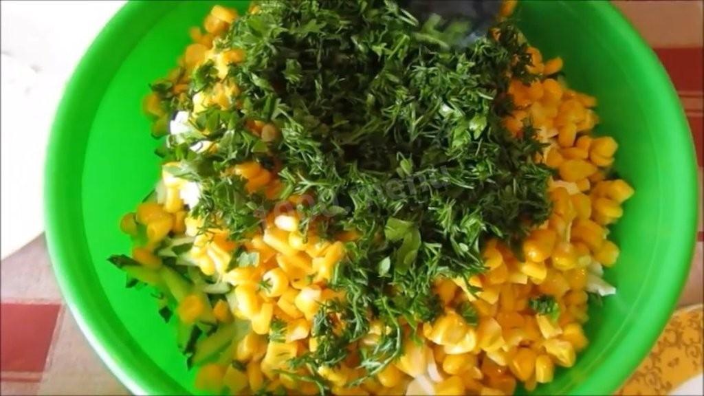 Шаг 4 приготовления Салат из молодой капусты с кукурузой и огурцами