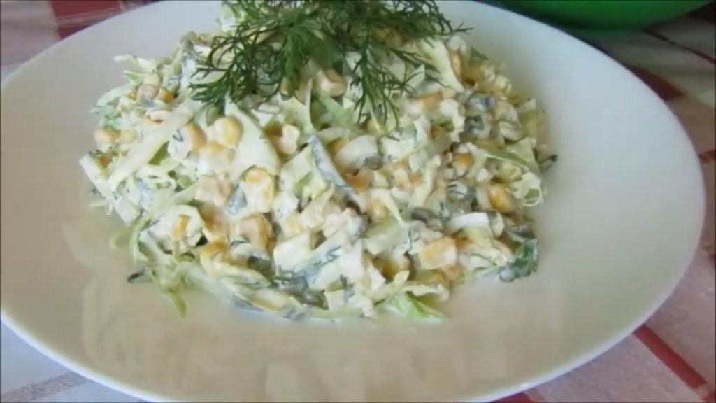 Шаг 5 приготовления Салат из молодой капусты с кукурузой и огурцами