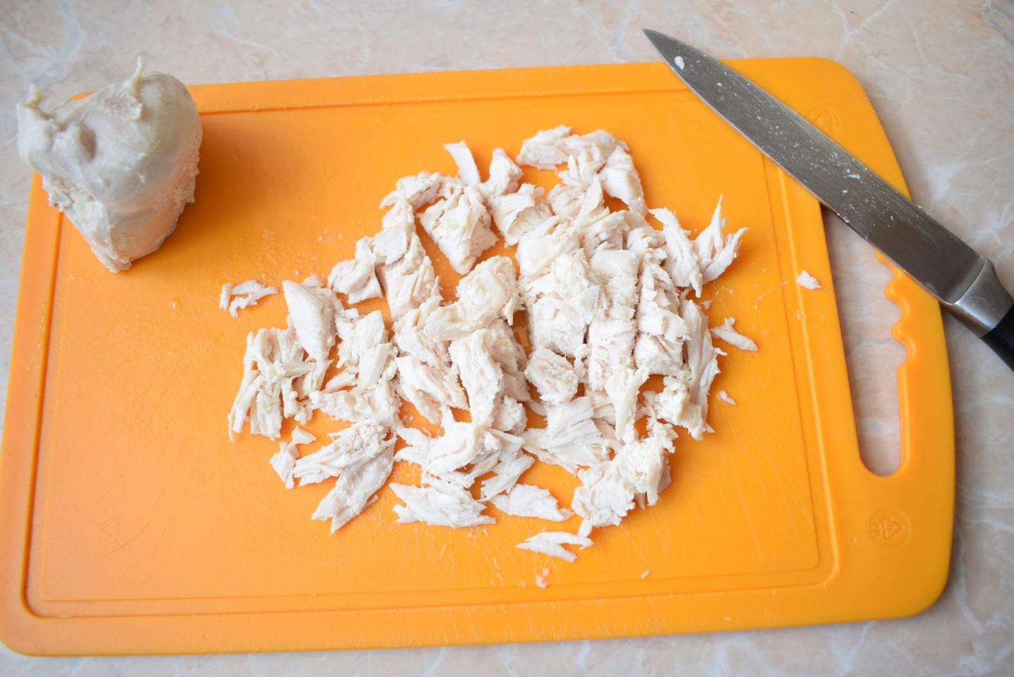 Шаг 2 приготовления Порционный салат с филе курицы яйцом и сыром в креманках