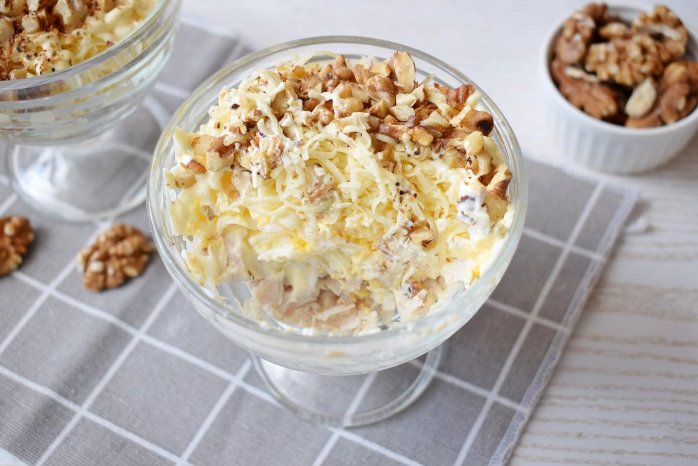 Шаг 8 приготовления Порционный салат с филе курицы яйцом и сыром в креманках