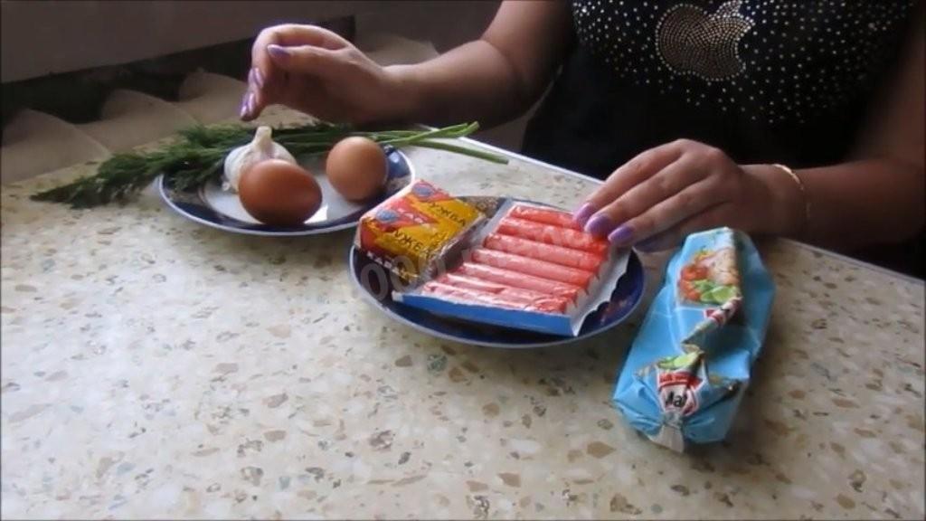 Шаг 1 приготовления Салат с крабовыми палочками и плавленым сыром