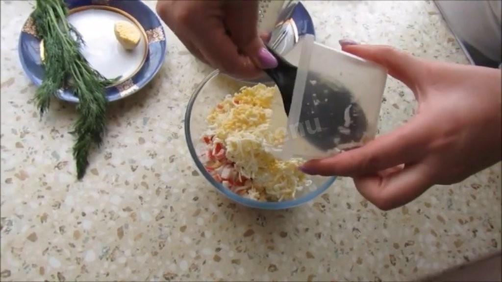 Шаг 2 приготовления Салат с крабовыми палочками и плавленым сыром
