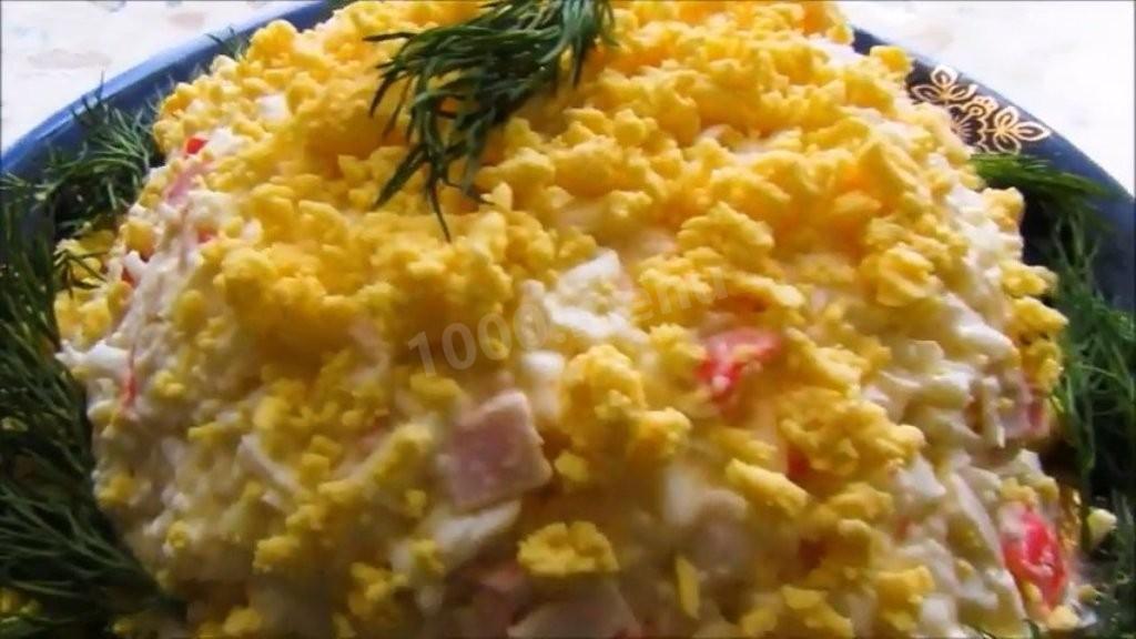 Шаг 3 приготовления Салат с крабовыми палочками и плавленым сыром