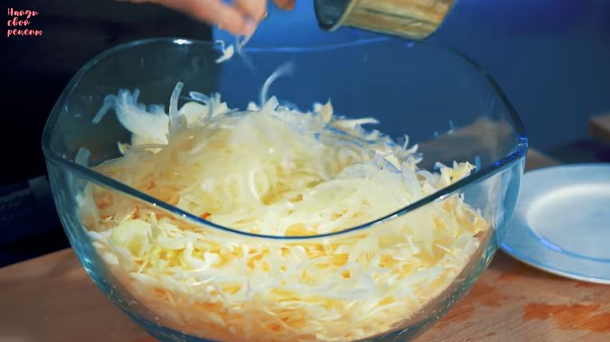Шаг 7 приготовления Легкий салат со свеклой и сочной капустой