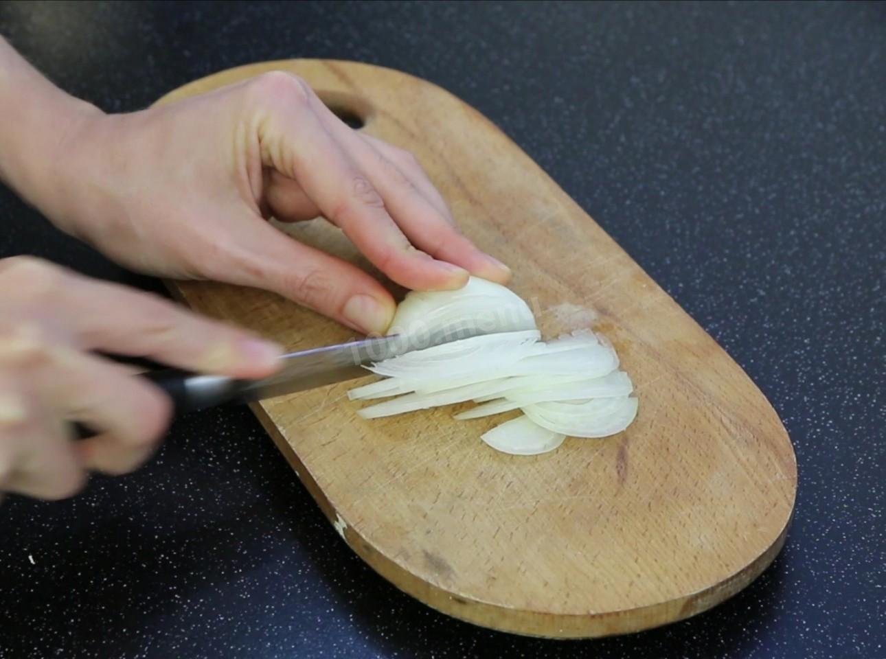 Шаг 2 приготовления Сытный салат Идеальный с маринованным луком