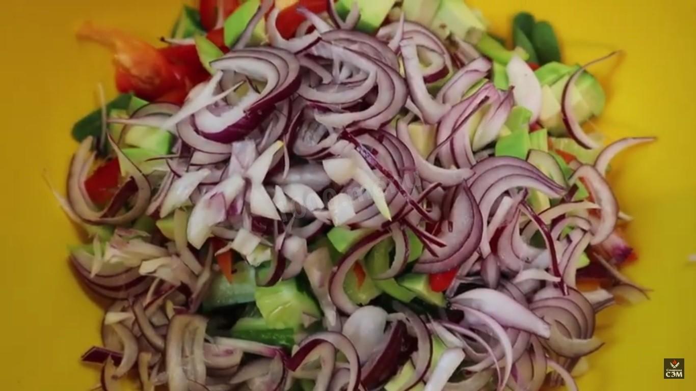 Шаг 2 приготовления Салат из шпината , авокадо, огурцами и перцем