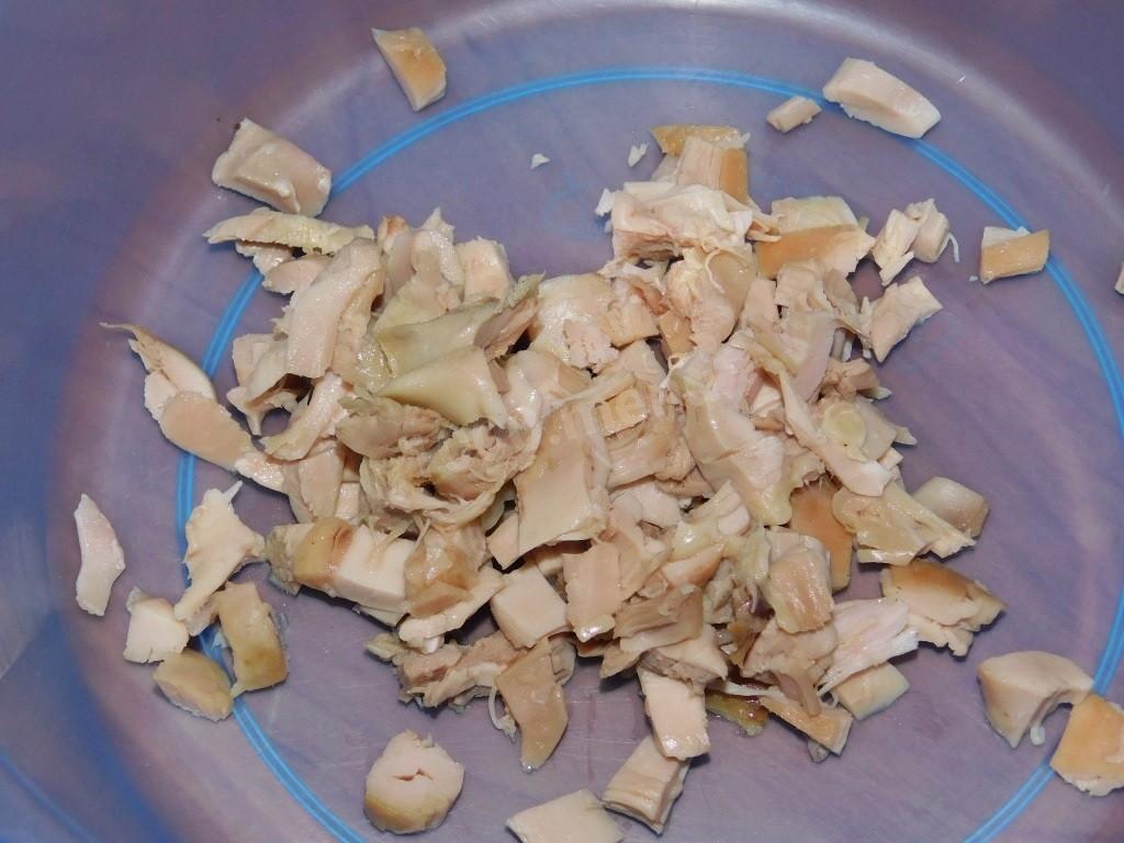 Шаг 1 приготовления Салат с копченой курицей, пекинской капустой и ананасами