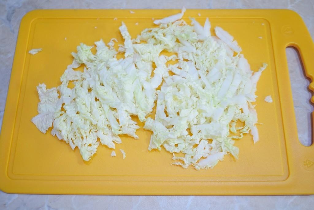 Шаг 2 приготовления Салат с копченой курицей, пекинской капустой и ананасами