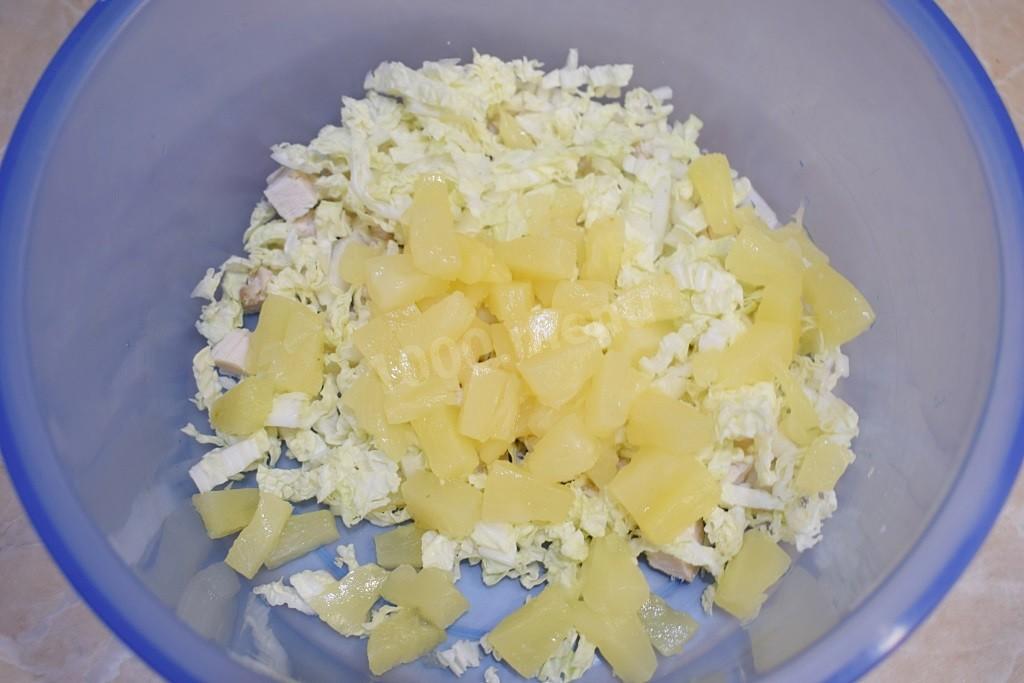 Шаг 3 приготовления Салат с копченой курицей, пекинской капустой и ананасами