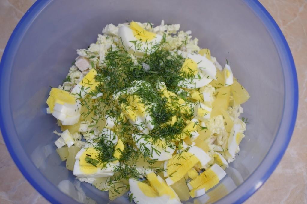 Шаг 4 приготовления Салат с копченой курицей, пекинской капустой и ананасами