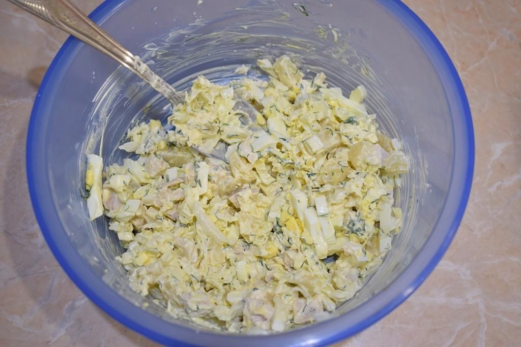 Шаг 5 приготовления Салат с копченой курицей, пекинской капустой и ананасами