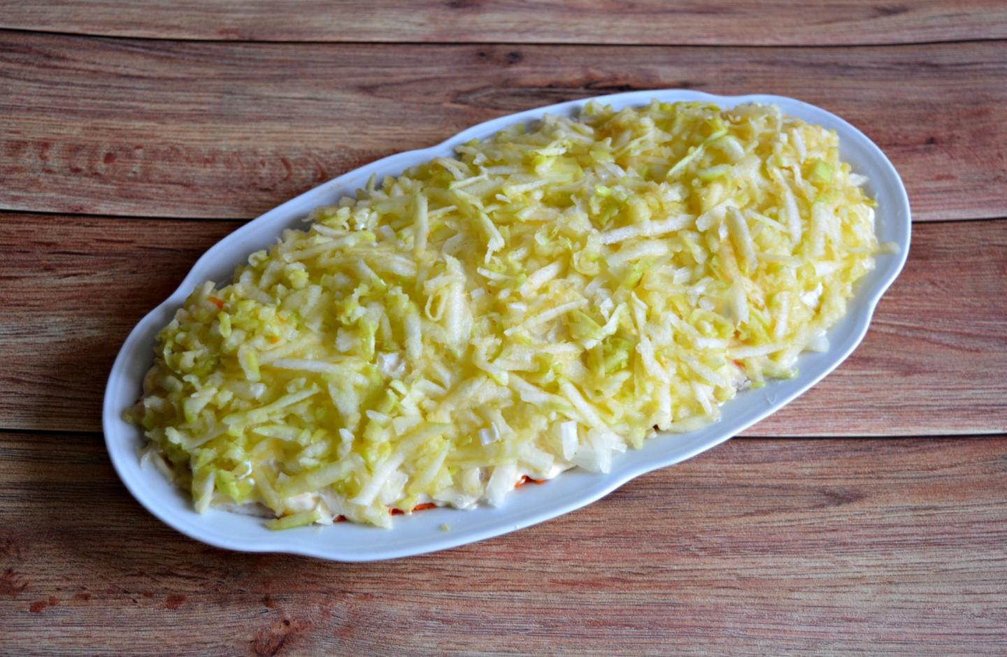Шаг 10 приготовления Картофельный салат из черной редьки, яиц, яблок и овощей
