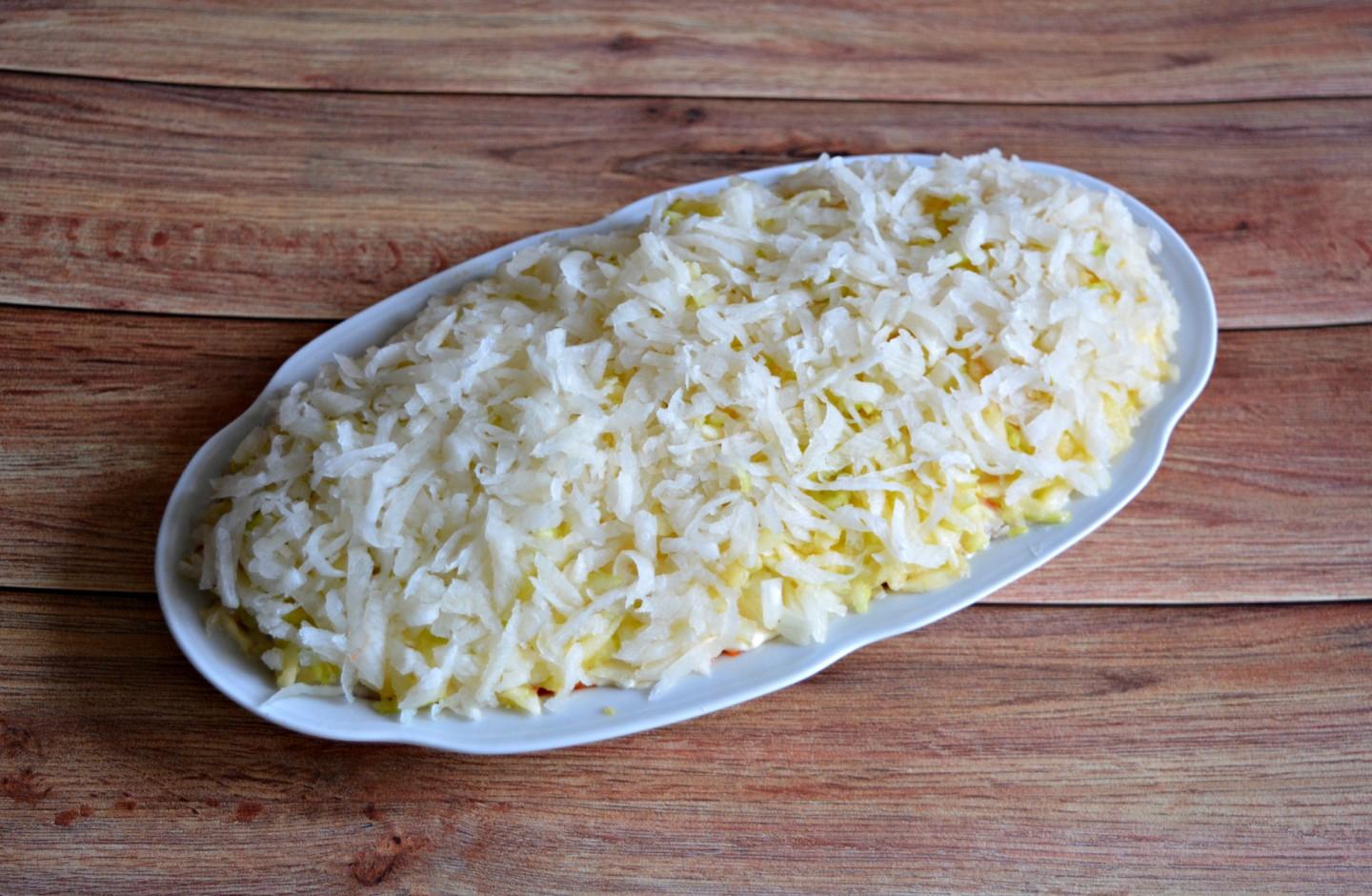 Шаг 11 приготовления Картофельный салат из черной редьки, яиц, яблок и овощей