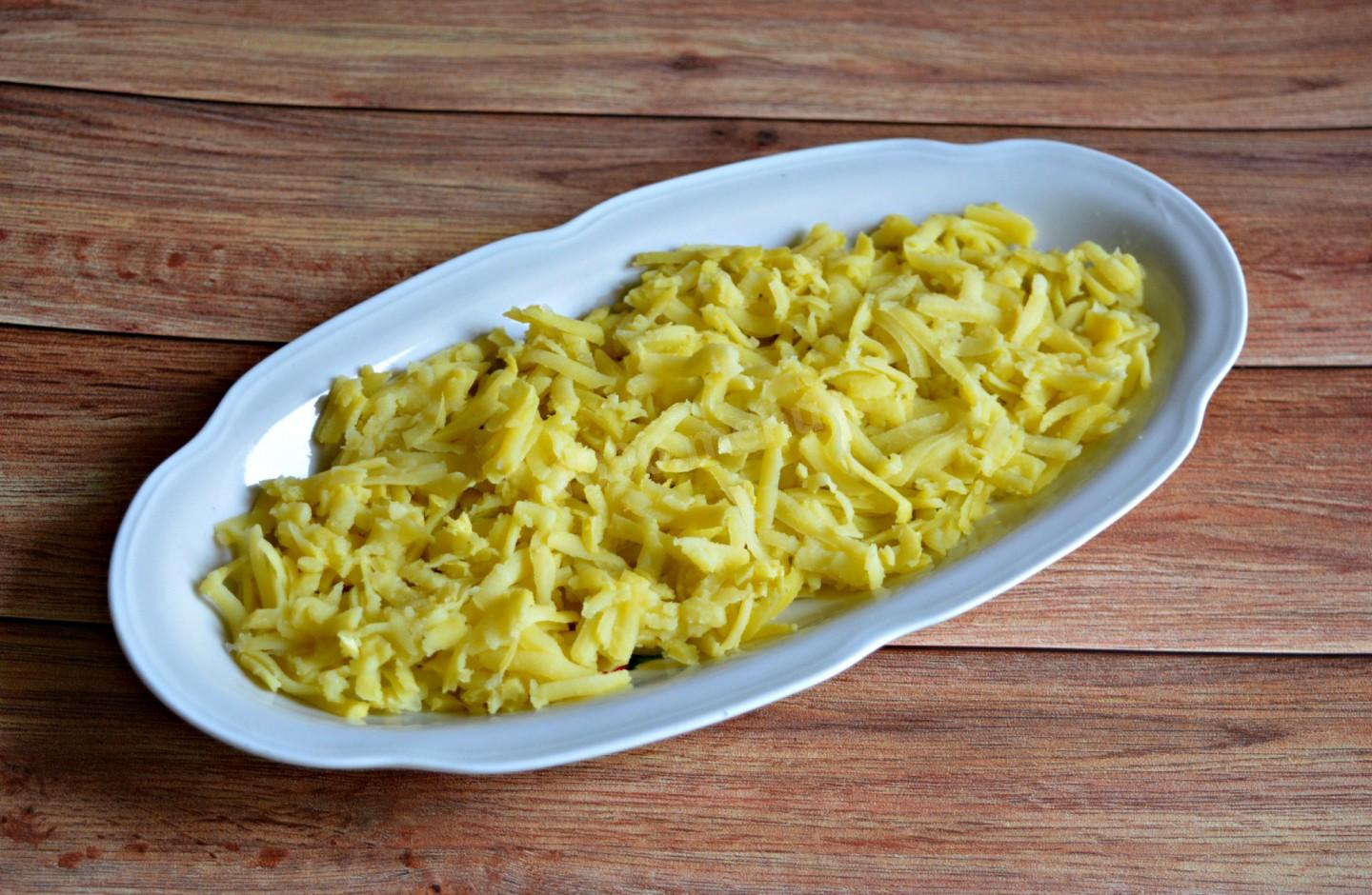 Шаг 3 приготовления Картофельный салат из черной редьки, яиц, яблок и овощей
