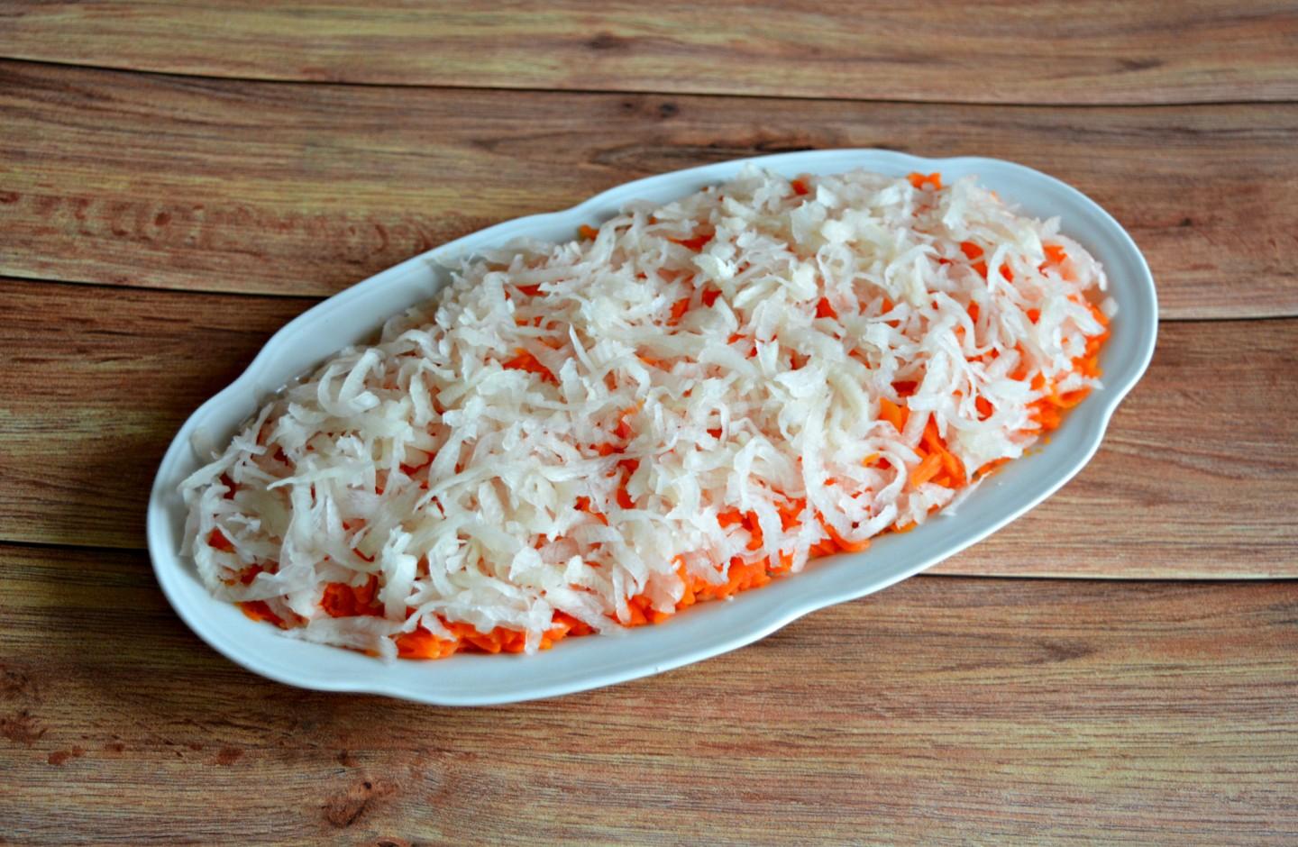 Шаг 7 приготовления Картофельный салат из черной редьки, яиц, яблок и овощей