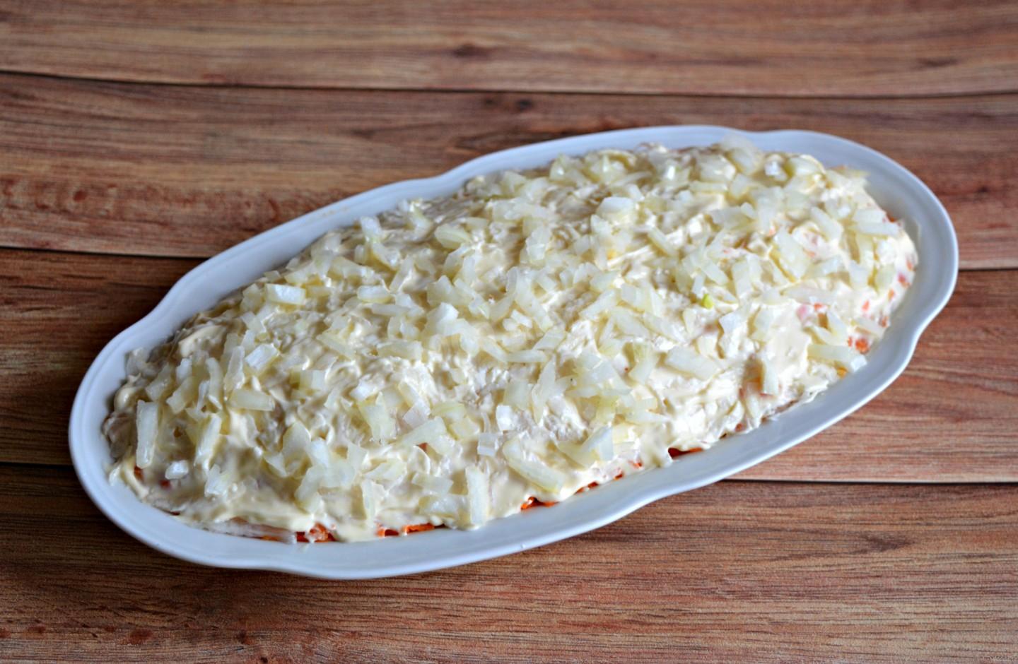 Шаг 9 приготовления Картофельный салат из черной редьки, яиц, яблок и овощей
