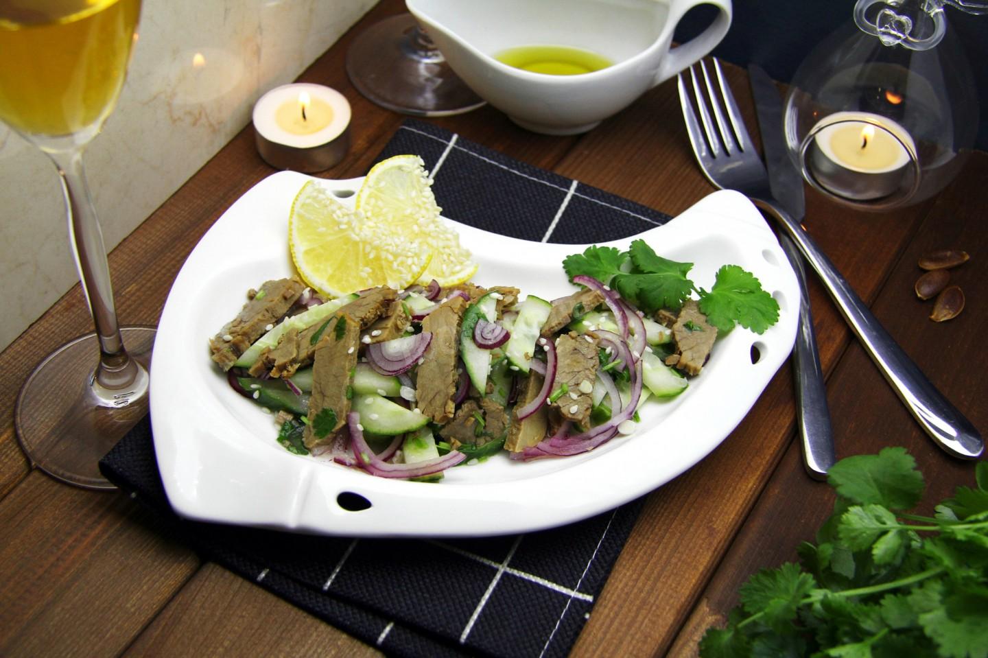 Обложка рецепта Салат с вареной говядиной, свежим огурцом и кунжутом