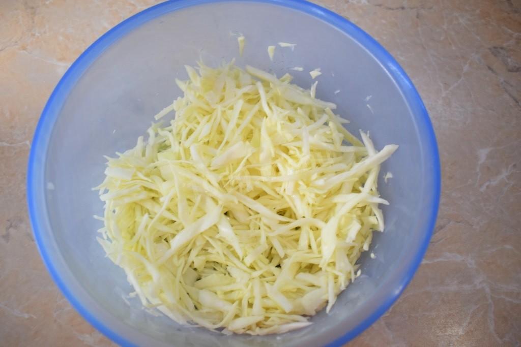 Шаг 3 приготовления ПП Салат из свежей моркови и капусты с медом и уксусом