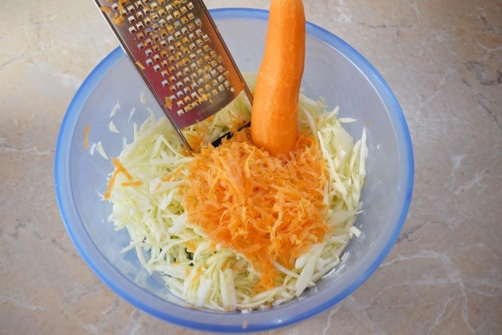 Шаг 4 приготовления ПП Салат из свежей моркови и капусты с медом и уксусом
