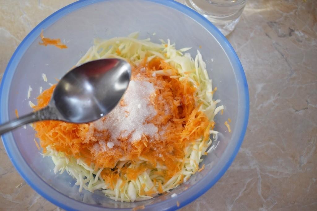 Шаг 5 приготовления ПП Салат из свежей моркови и капусты с медом и уксусом