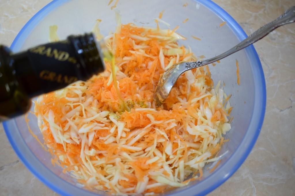 Шаг 6 приготовления ПП Салат из свежей моркови и капусты с медом и уксусом