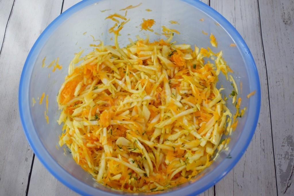 Шаг 7 приготовления ПП Салат из свежей моркови и капусты с медом и уксусом