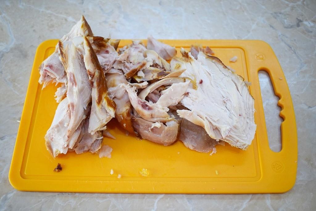 Шаг 1 приготовления Салат вареное яйцо копченая курица сыр маринованные грибы